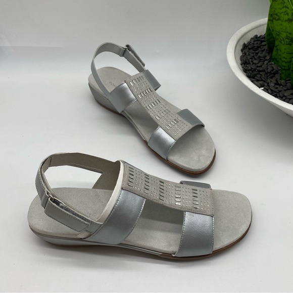 EASY SPIRIT Women's Hazel Open Toe Slingback Casual Sandals in silver size 10N - Picture 7 of 7